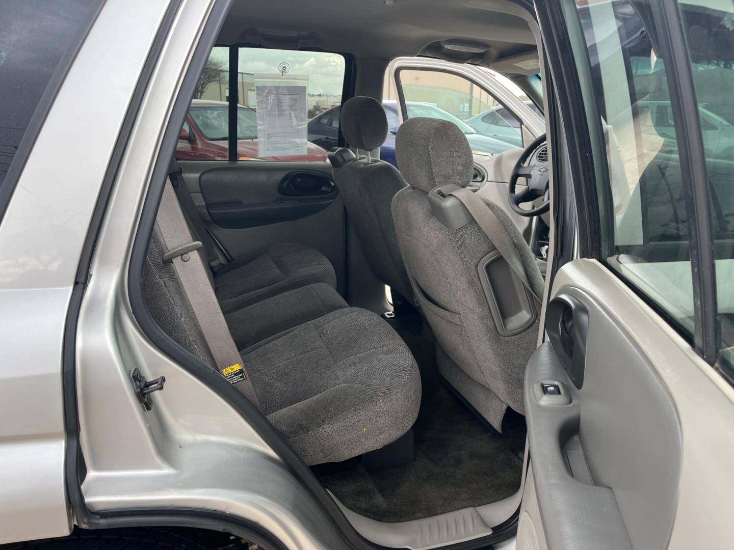 2004 SILVER /black Chevrolet TrailBlazer LS 2WD (1GNDS13S242) with an 4.2L L6 DOHC 24V engine, 4-Speed Automatic Overdrive transmission, located at 14700 Tomball Parkway 249, Houston, TX, 77086, (281) 444-2200, 29.928619, -95.504074 - Photo#12